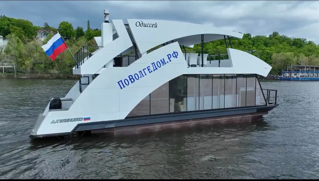 Белый плавдом «Одиссей» на воде, вид сбоку.